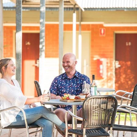 Strath Motel Strathalbyn Exterior photo