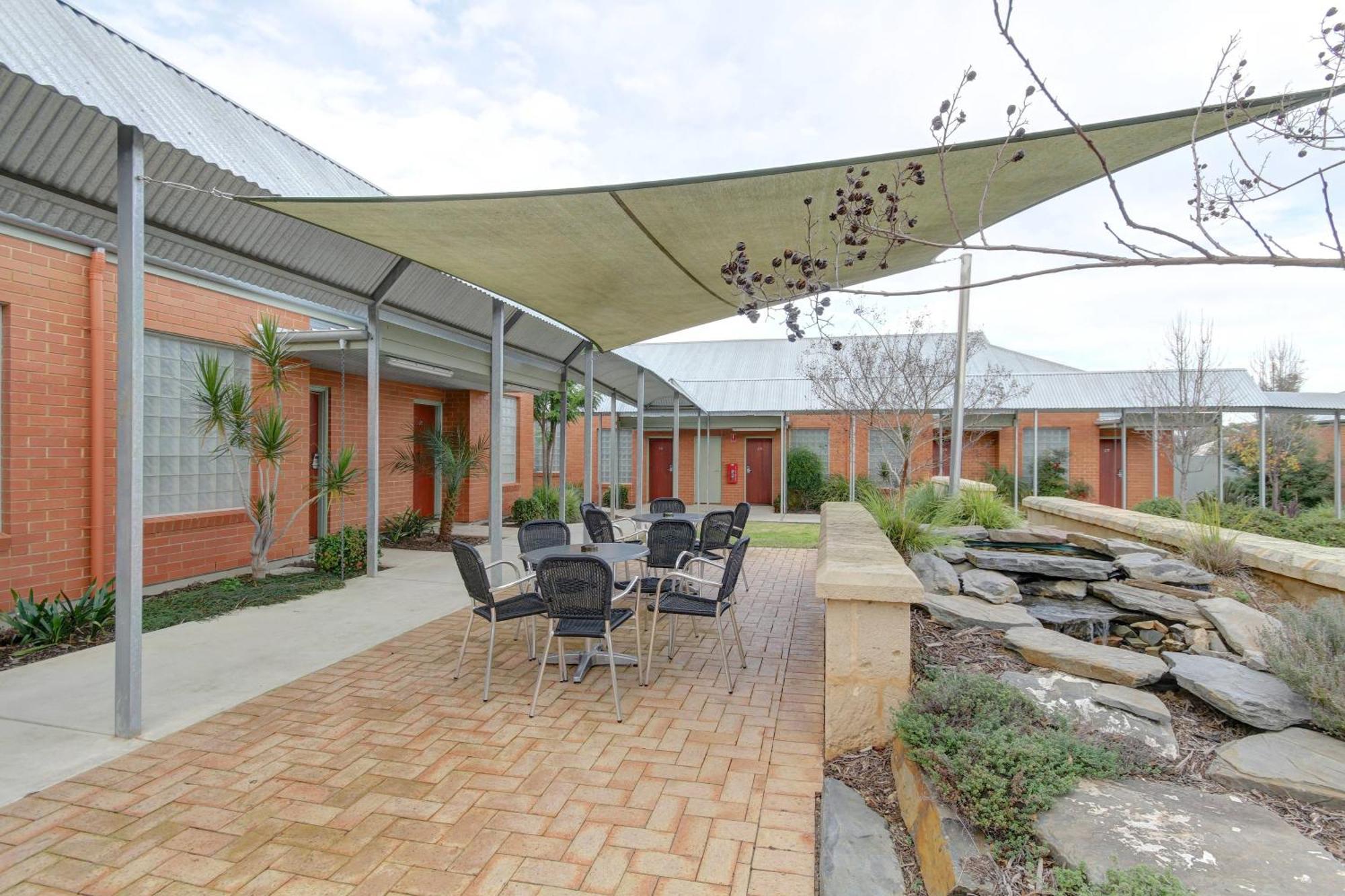 Strath Motel Strathalbyn Exterior photo